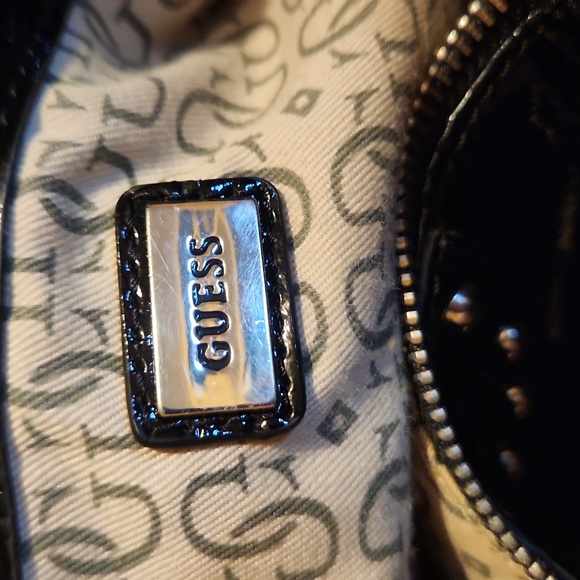Authenticated GUESS purse - Picture 3 of 4